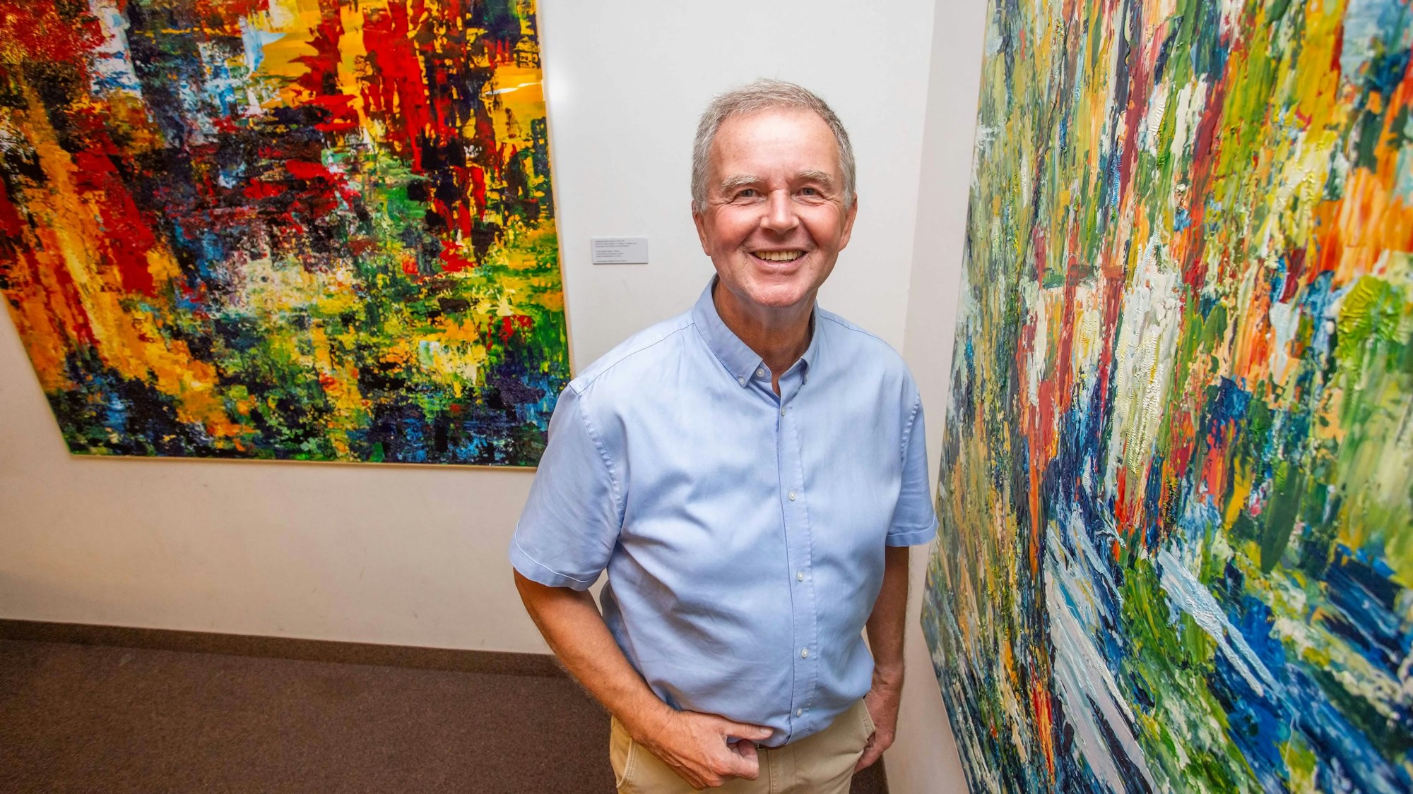 Ein bunter Farbenrausch sind die Bilder von Uwe Gieschen.