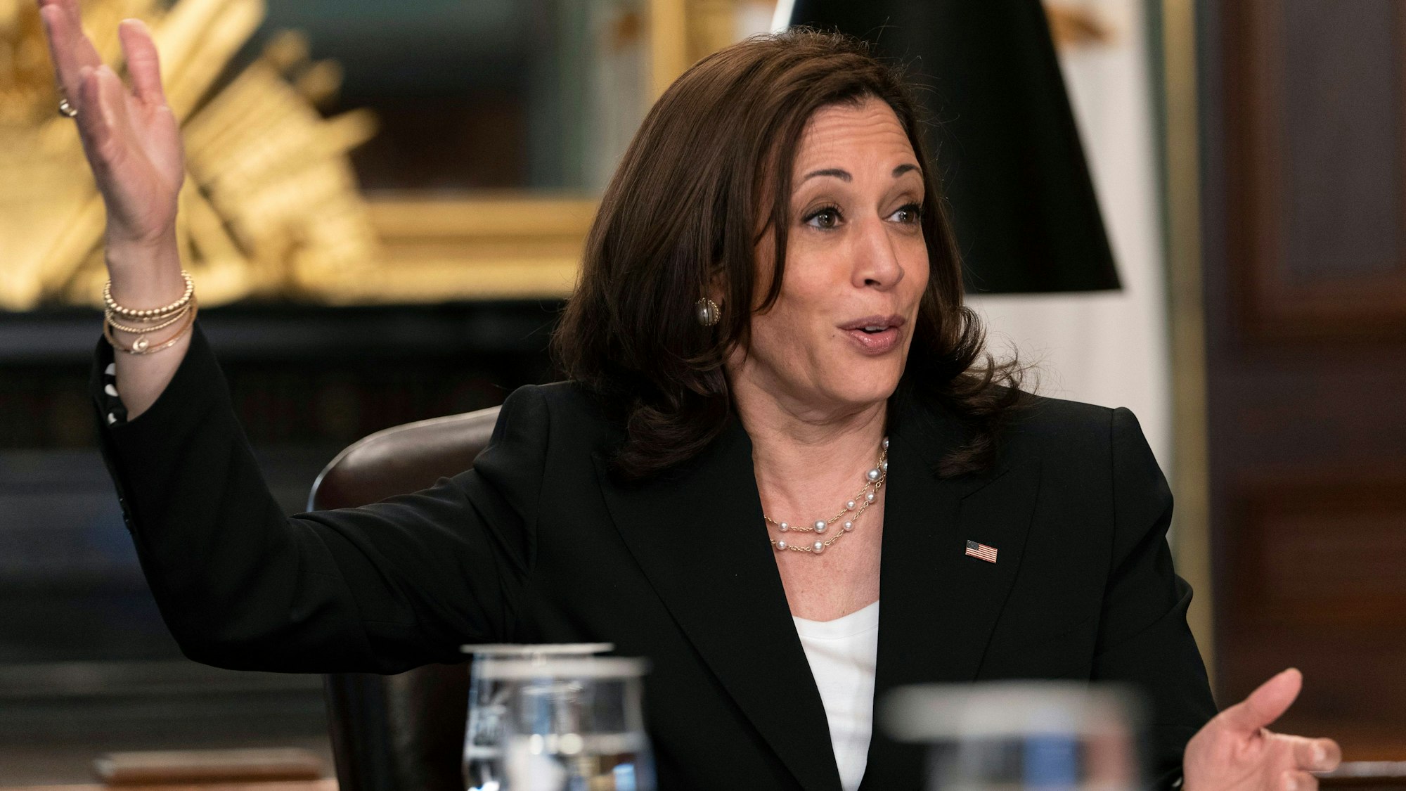 ARCHIV - 27.05.2021, USA, Washington: Kamala Harris, US-Vizepräsidentin, nimmt von ihrem Büro im Weißen Haus aus an einem Treffen mit CEOs von Unternehmen teil.