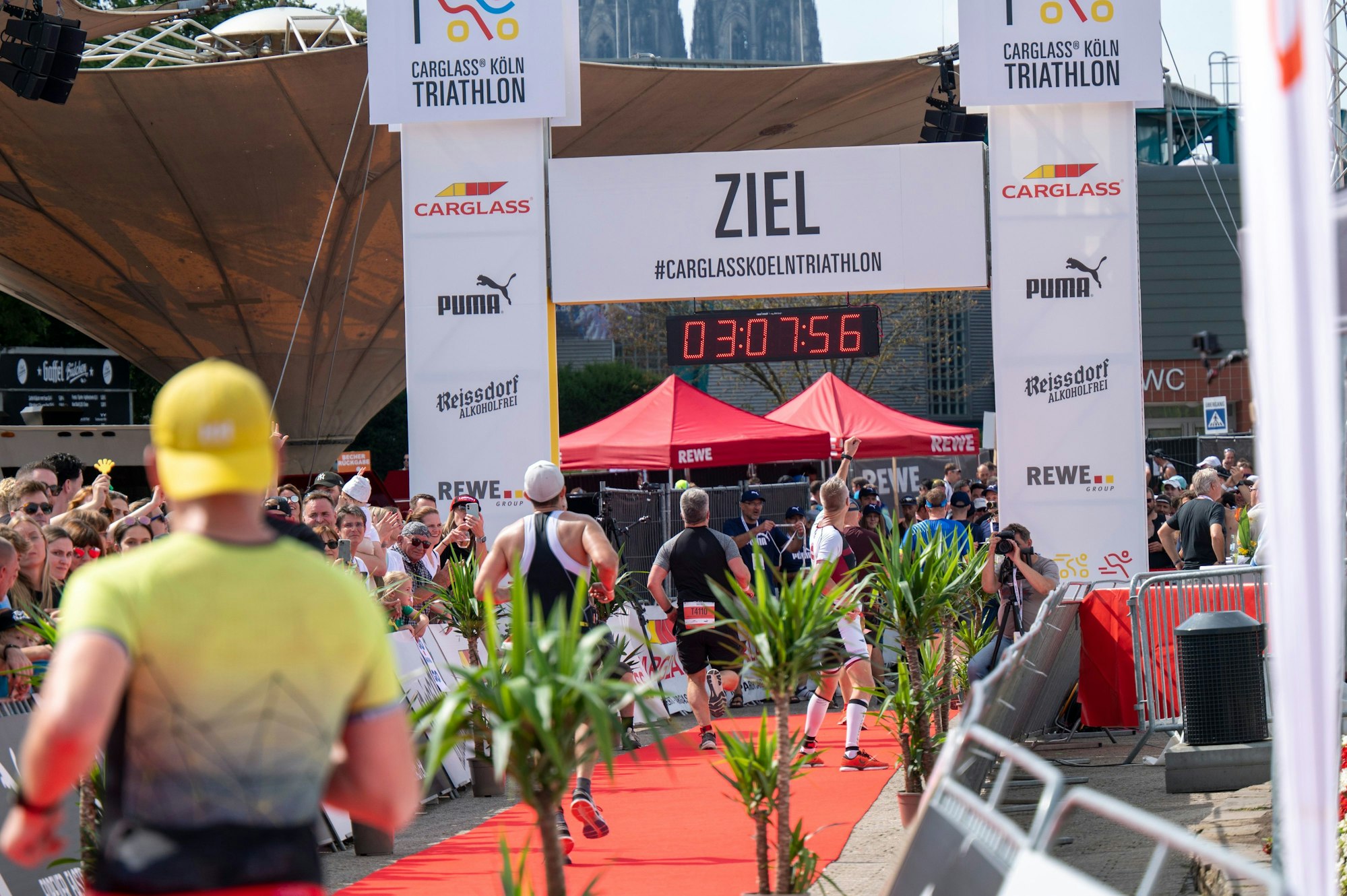 Zieleinlauf beim Köln-Triathlon im Tanzbrunnen.
