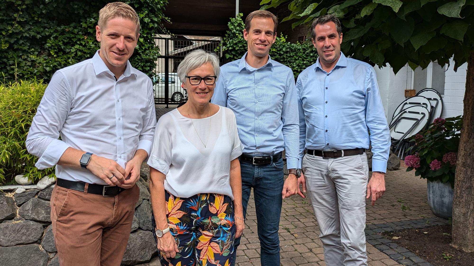 Markus Ramers, Iris Poth, Damian Meiswinkel und Patrick Schmidder haben sich zu einem Foto aufgestellt.