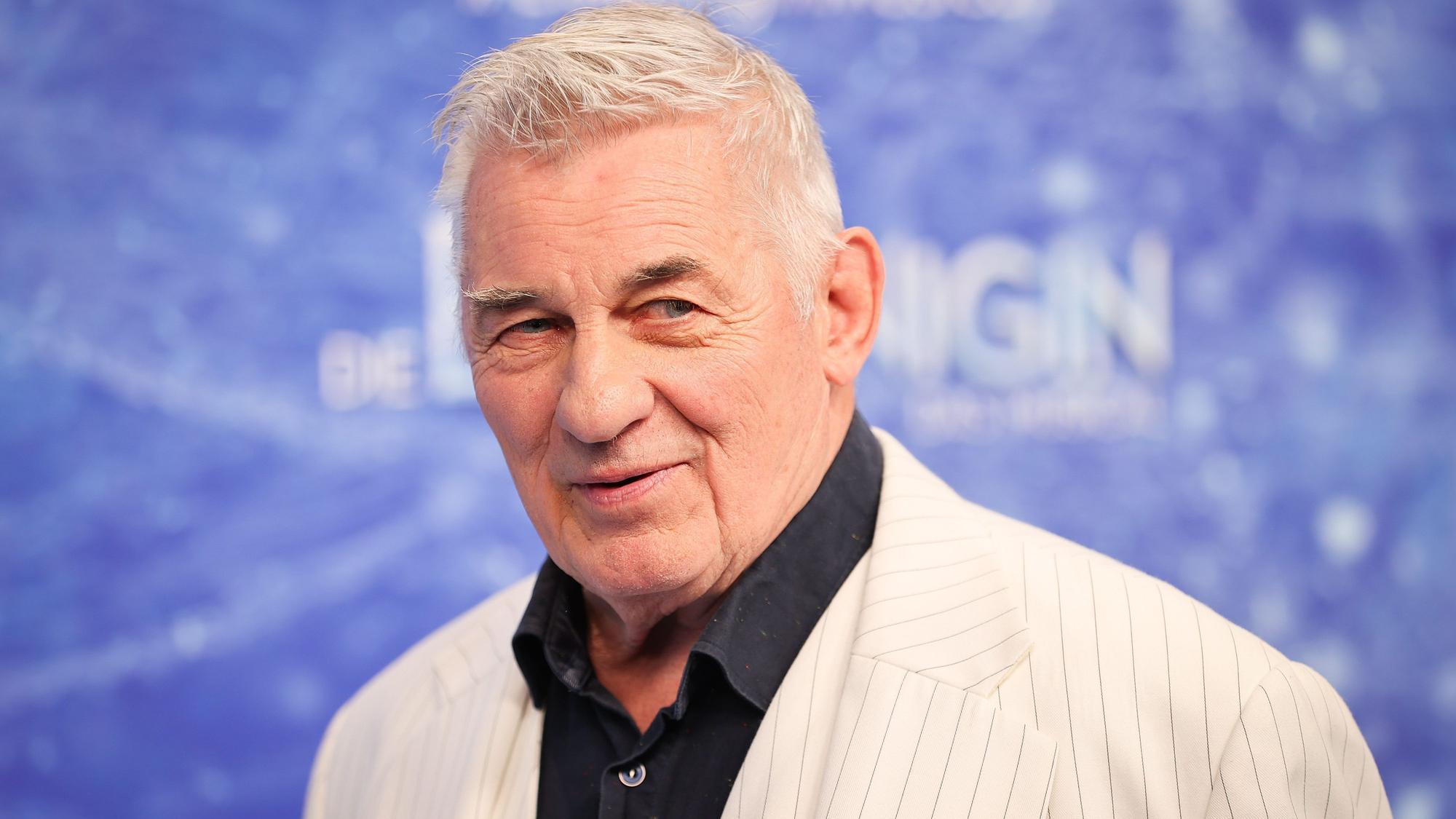 ARCHIV - 08.11.2021, Hamburg: Heinz Hoenig, Schauspieler, kommt zur Deutschlandpremiere des Disney-Musicals "Die Eiskönigin· auf dem Blauen Teppich im Stage Theater an der Elbe.