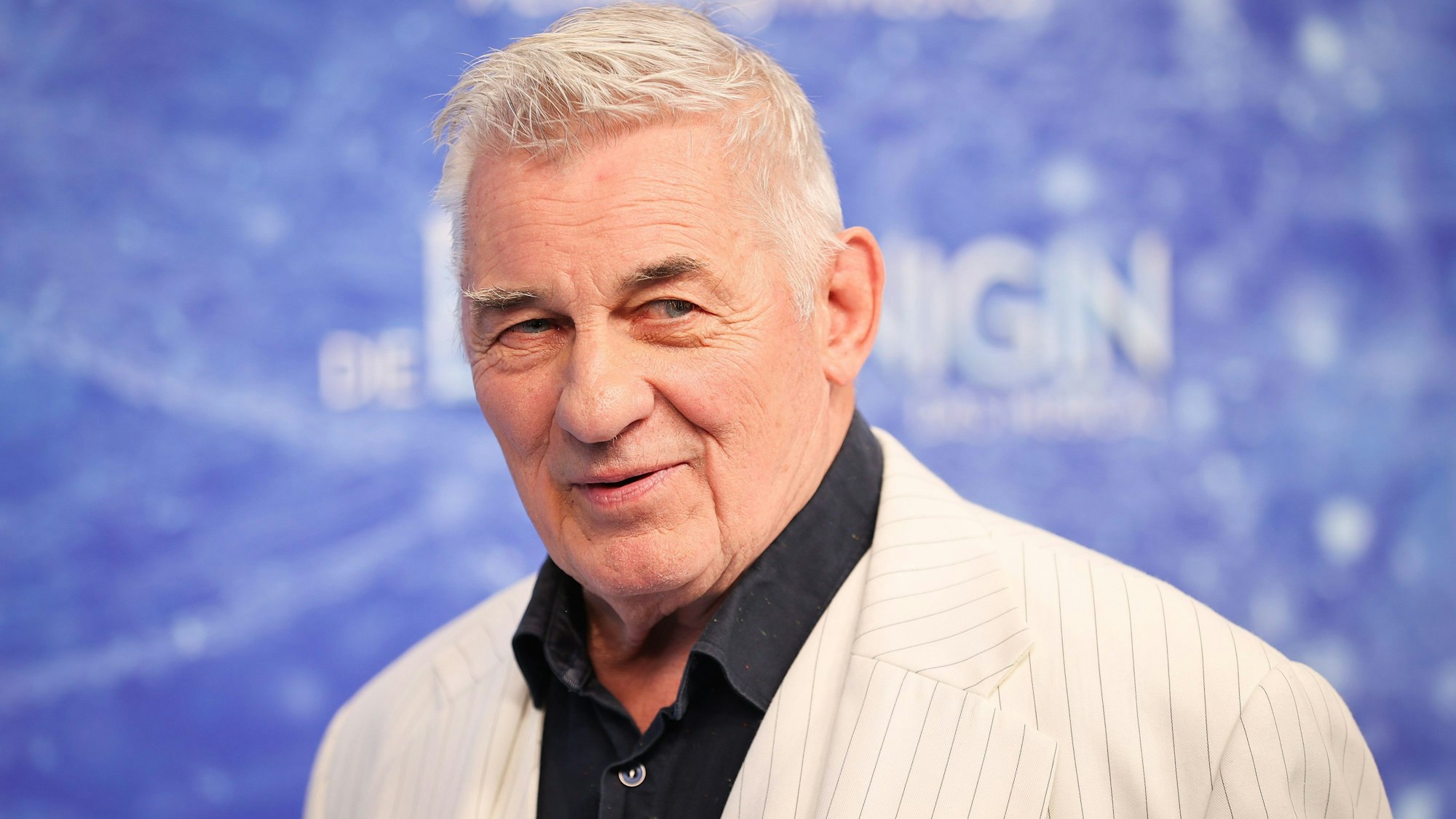 ARCHIV - 08.11.2021, Hamburg: Heinz Hoenig, Schauspieler, kommt zur Deutschlandpremiere des Disney-Musicals "Die Eiskönigin· auf dem Blauen Teppich im Stage Theater an der Elbe.