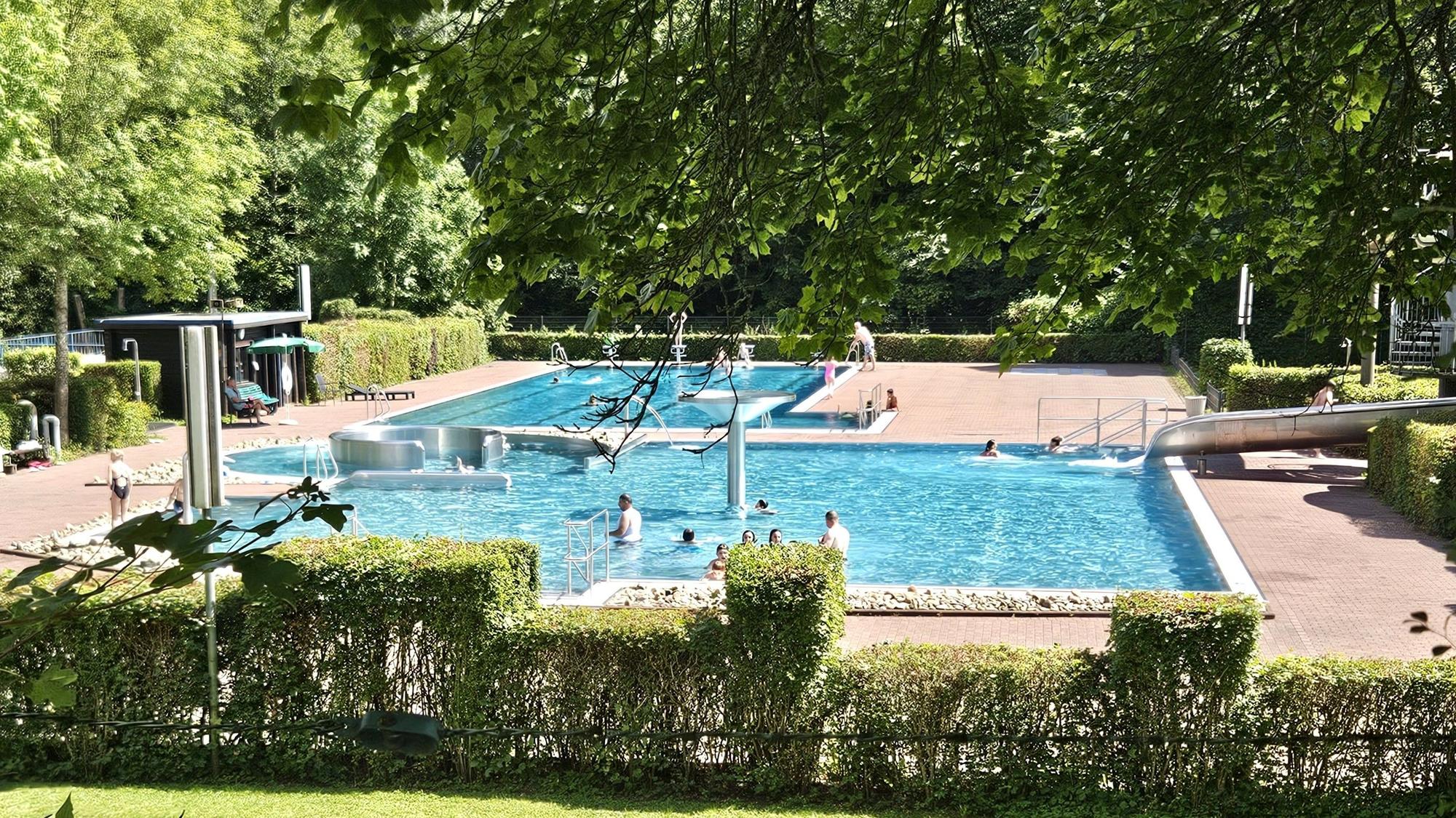 Blick auf das Schwimmbad mit den verschiedenen Becken.