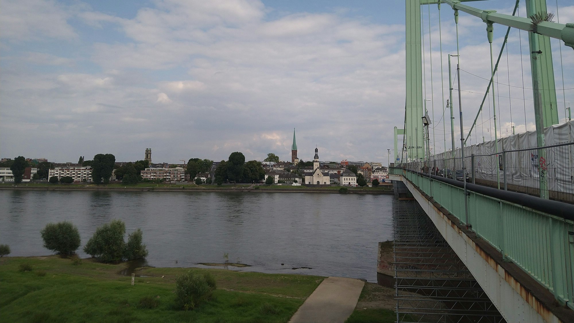 In Mülheim am rechten Rheinufer endet die Etappe.