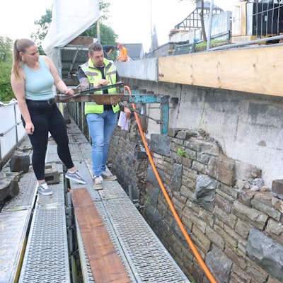 Alexandra Noss und Pascal Hilgenberg begutachten die Baustelle.