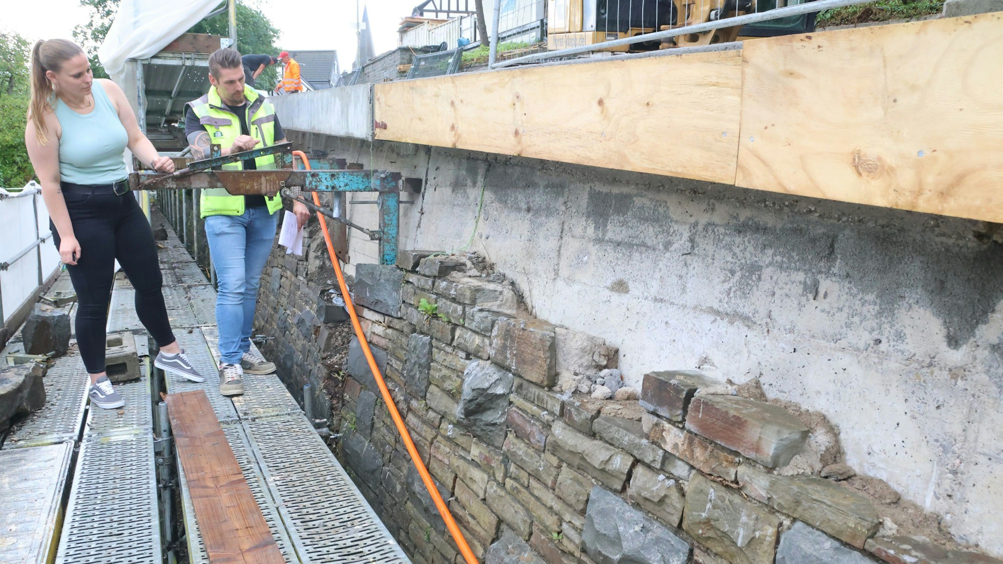 Alexandra Noss und Pascal Hilgenberg begutachten die Baustelle.
