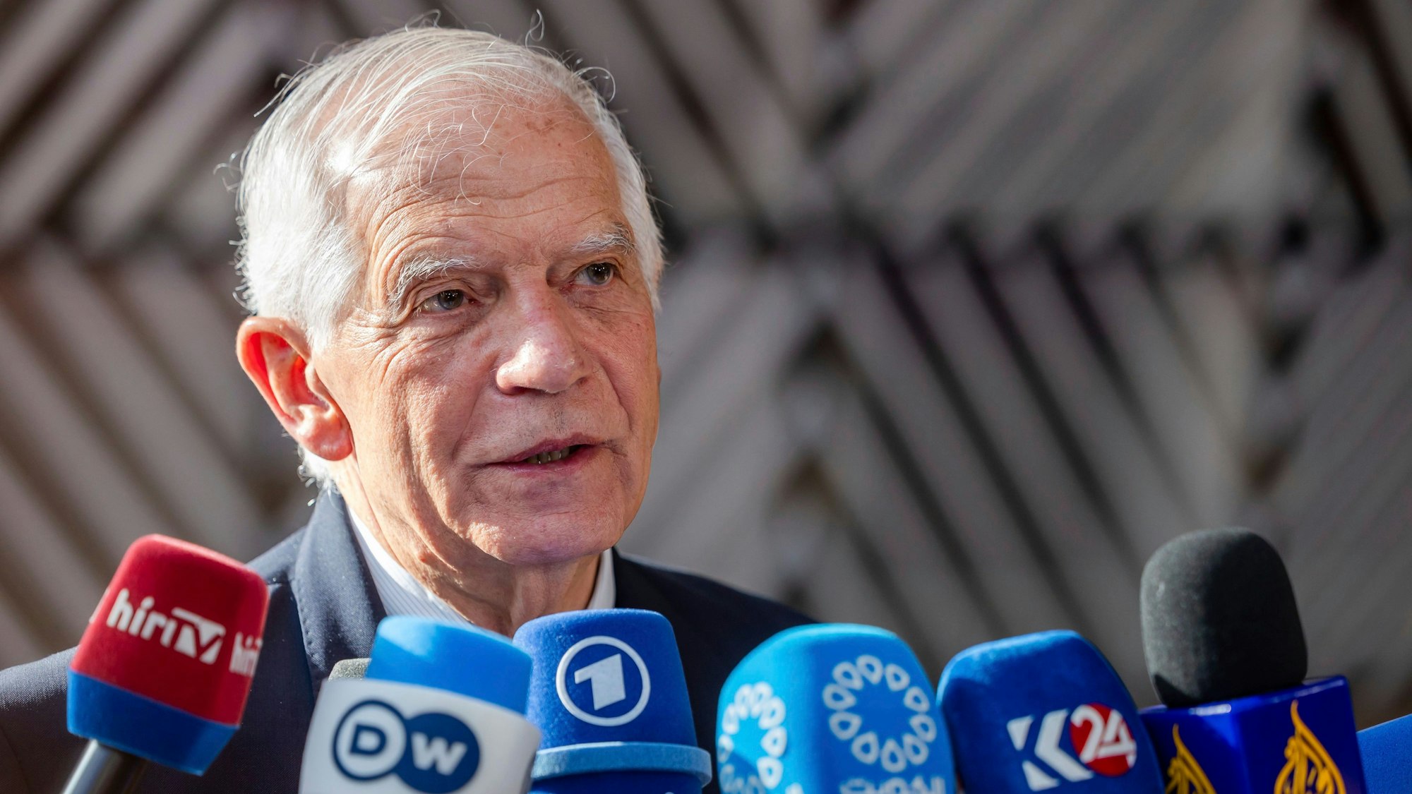 22.07.2024, Belgien, Brüssel: Josep Borrell, Hoher Vertreter der EU für Außen- und Sicherheitspolitik, spricht mit Journalisten, als er zu einem Treffen der EU-Außenminister im Gebäude des Europäischen Rates in Brüssel ankommt.