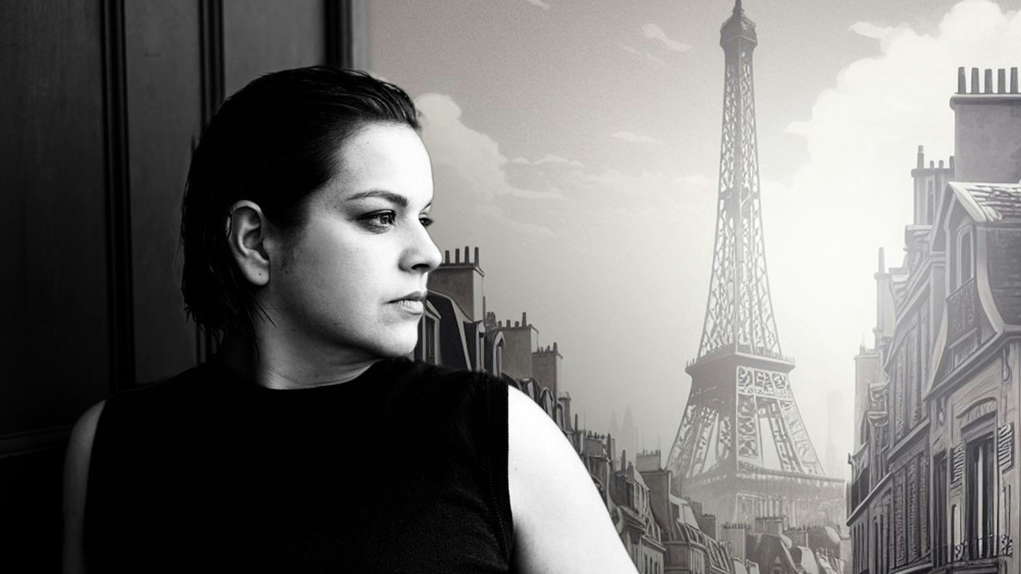 Auf dem Bild ist Rosa Halina Dahm zu sehen, sie schaut verträumt zur Seite. Im Hintergrund ein historisches Bild der Stadt Paris und der Eifelturm im Hintergrund. Das Bild ist schwarz-weiß.