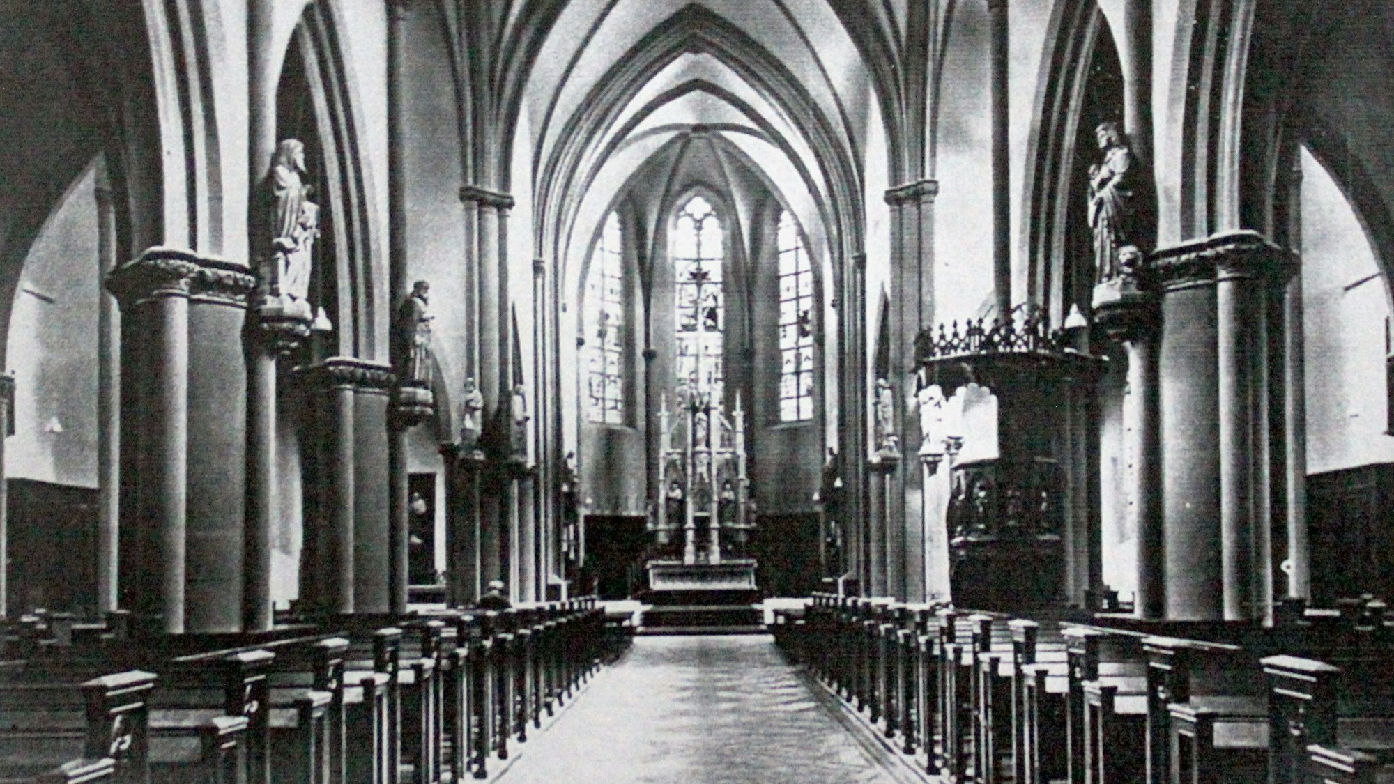 Der Innenraum der Liebfrauenkirche Mülheim im Jahr 1934.