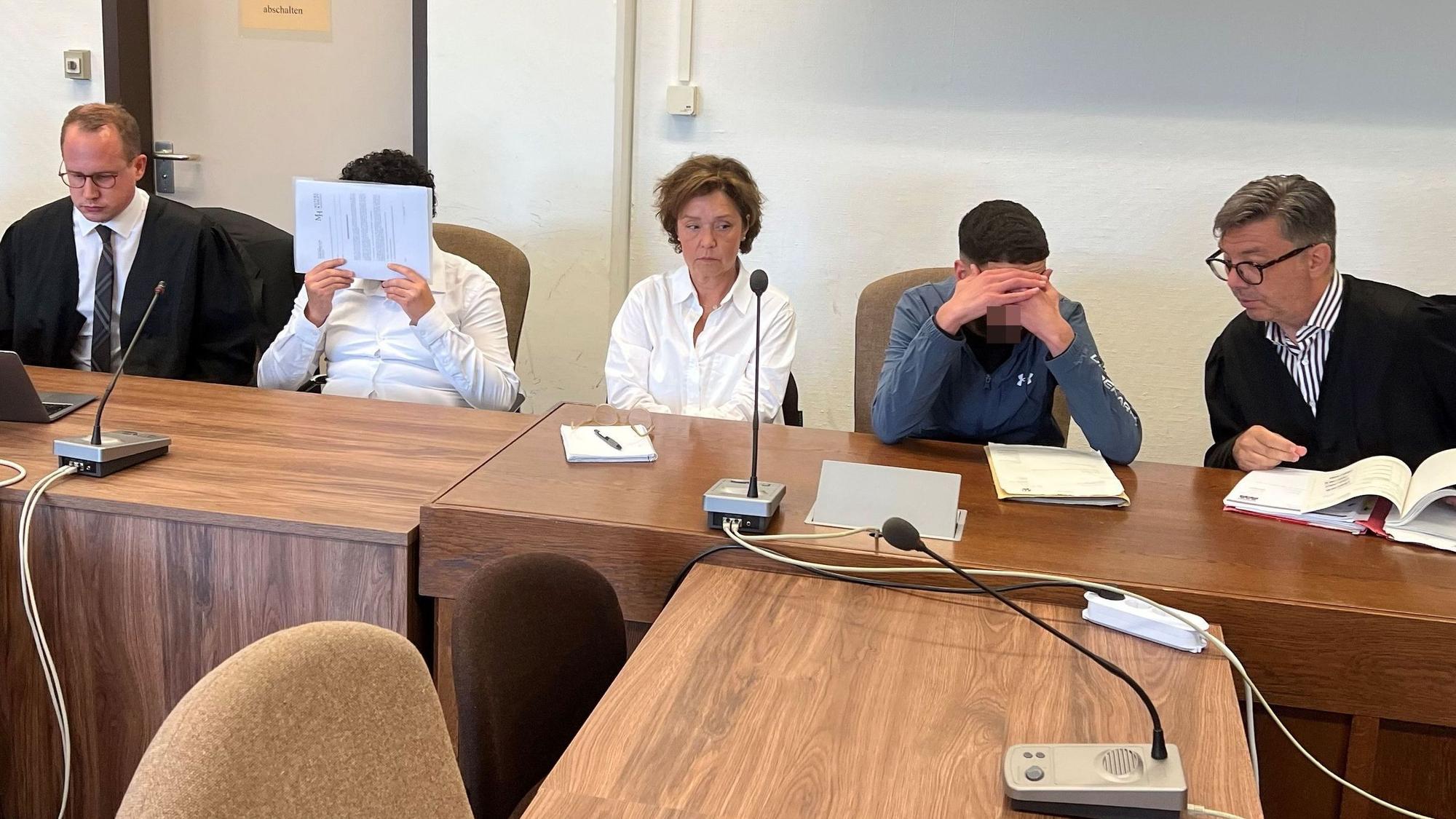 Die Angeklagten mit ihren Verteidigern und einer Dolmetscherin beim Prozessauftakt im Landgericht Köln