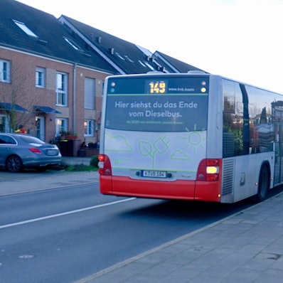 Die Buslinie 148/149 an einer Haltestelle auf der Hauptstraße in Widdersdorf.