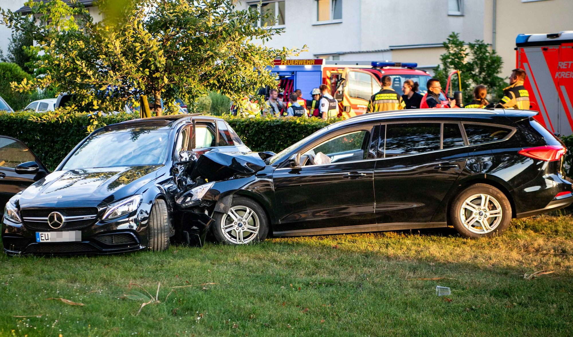 Das Bild zeigt die beiden Autos nach der Kollision. Ein Ford Focus Kombi ist einem Mercedes in die Fahrertür gefahren.