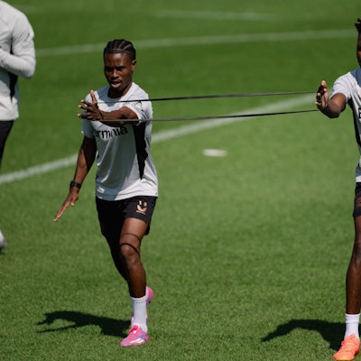Vorbereitung bei Bayer 04 Leverkusen. Nathan Tella (l) und Edmond Tapsoba trainieren mit der Mannschaft.