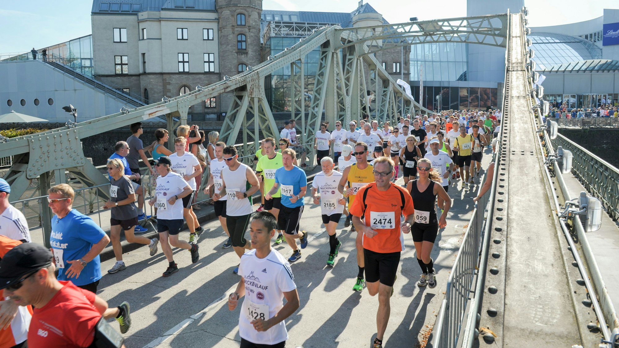 Menschen laufen über eine Brücke.