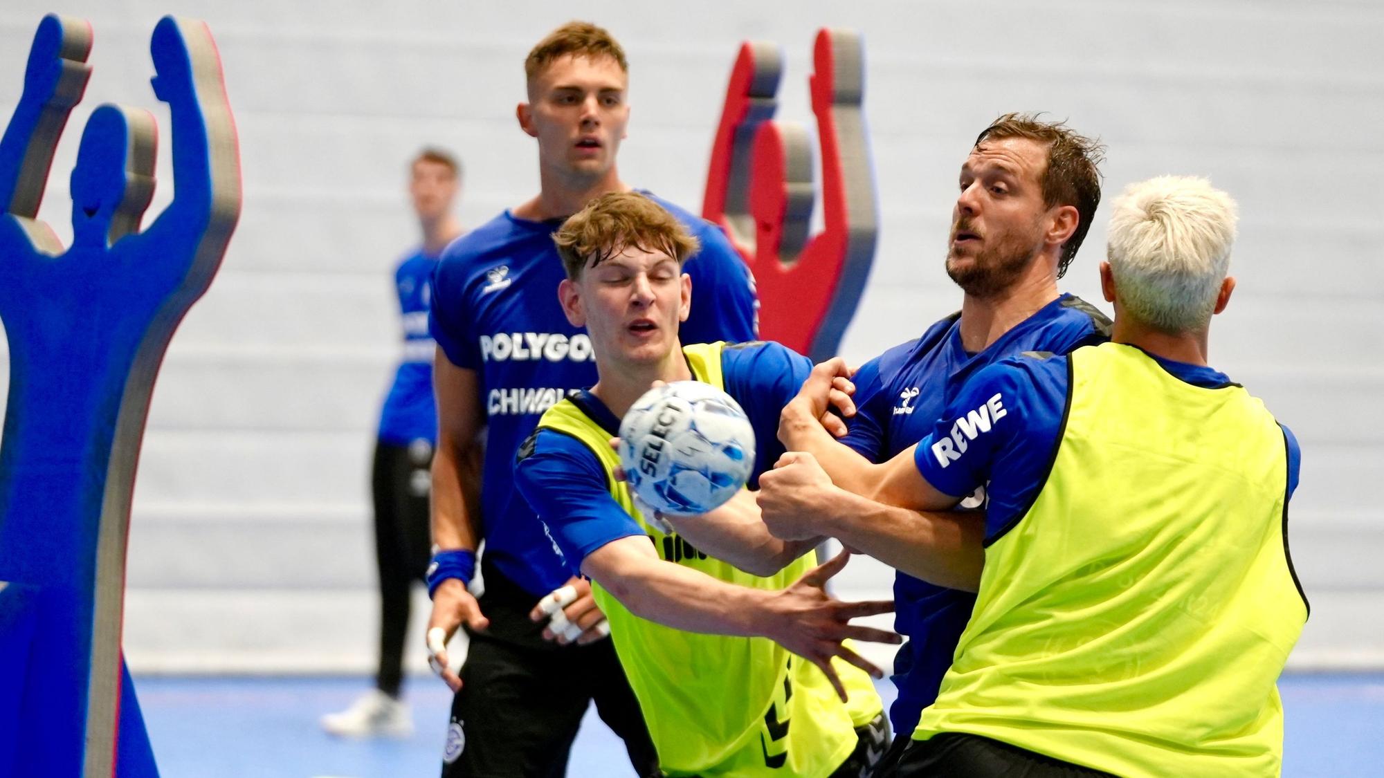 Beim ersten Training wurde auch mit dem Handball gearbeitet.
