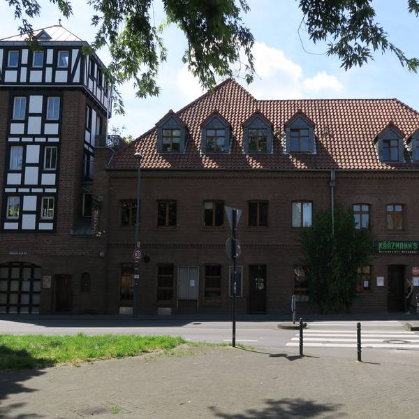 BU: Das Kääzmanns von außen, Aushang an der Tür. Fotos: Hermans