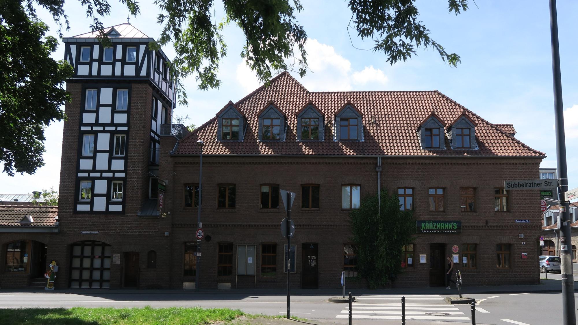 BU: Das Kääzmanns von außen, Aushang an der Tür. Fotos: Hermans
