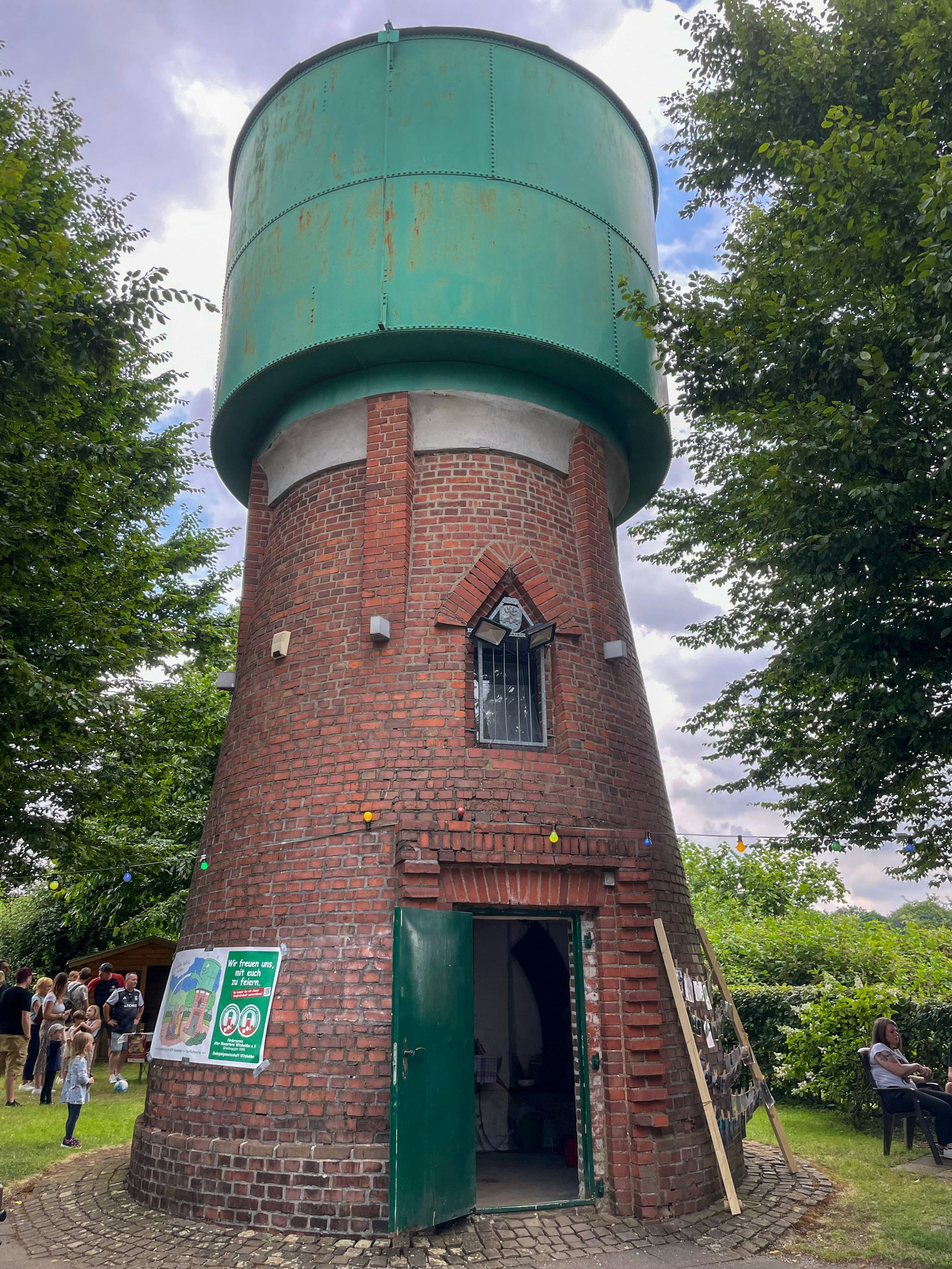 Der Förderverein Alter Wasserturm Witzhelden hofft, dass beim Erlös der Reisbreikirmes etwas hängenbleibt, um am historischen Turm zu arbeiten.