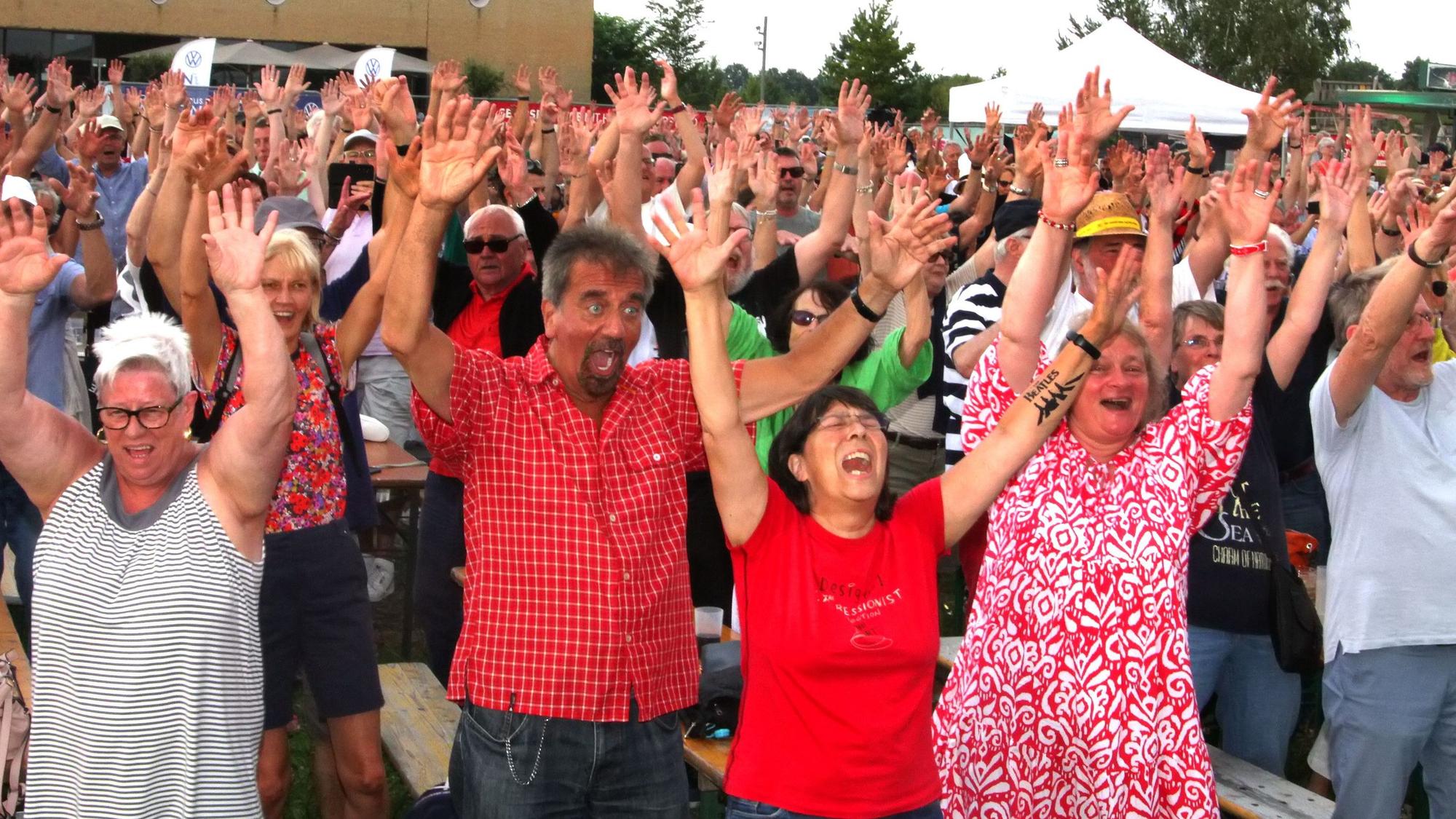 Bereit zum Ausrasten: Fast 1000 Fans am Forum Terra Nova hatten beim Abschiedskonzert von Hard Day's Night einen Riesenspaß.