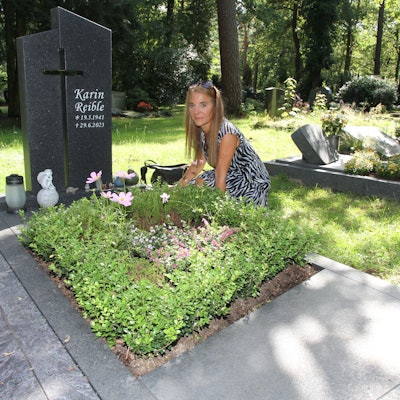 Eine Frau an einem Grab