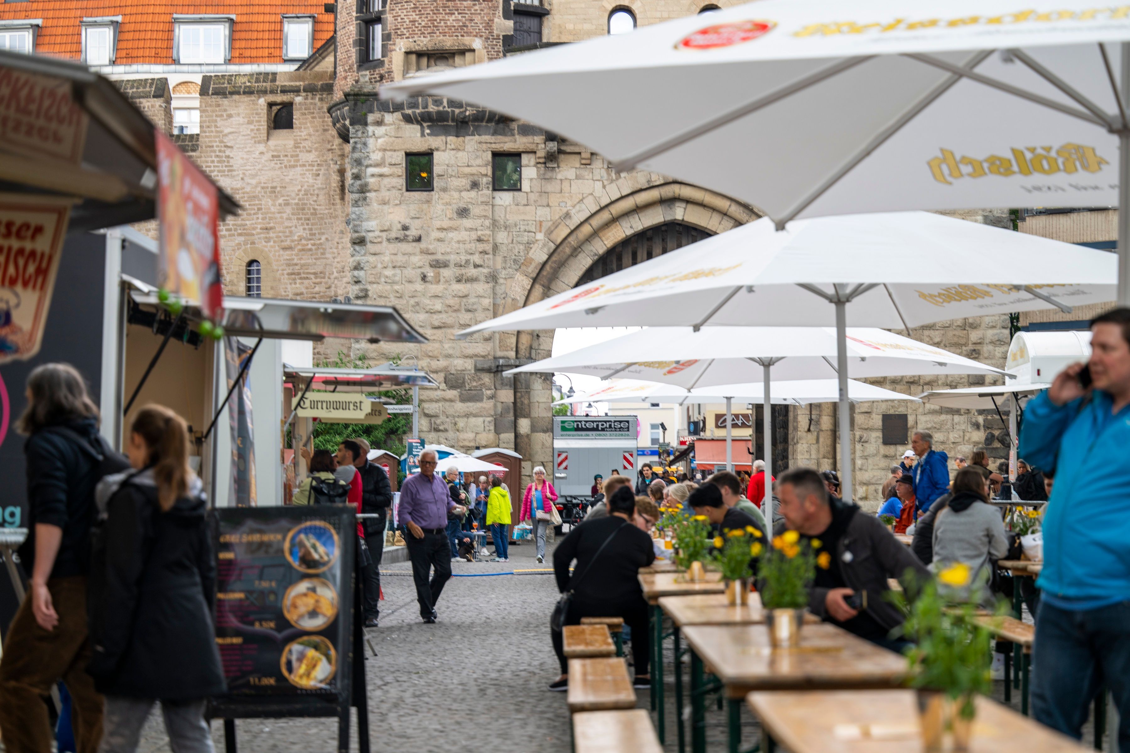 Besuchende auf einem Feierabendmarkt am Chlodwigplatz. (Archivbild)