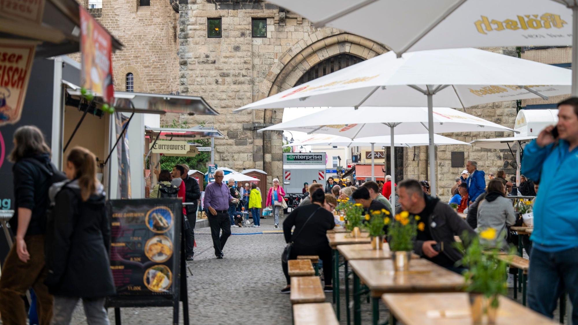 Besuchende auf einem Feierabendmarkt am Chlodwigplatz. (Archivbild)