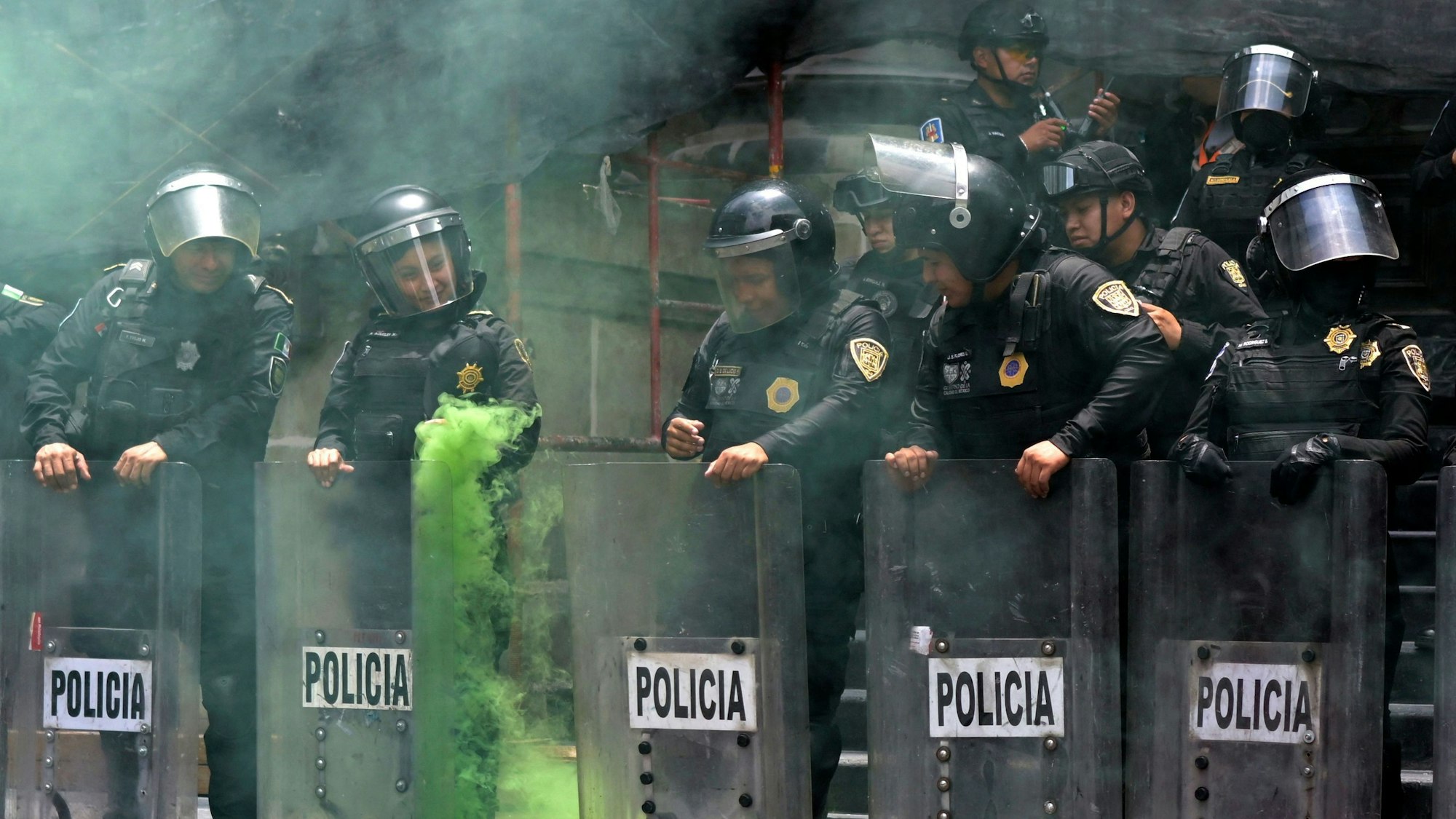 Eine Gruppe mexikanischer Polizeibeamte steht in einer Reihe
