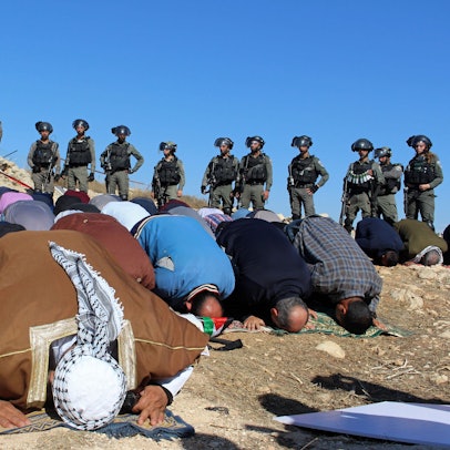 Palästinenser im israelisch besetzten Hebron protestieren mit dem Freitagsgebet gegen die israelische Siedlungspolitik im Westjordanland (Archivbild).