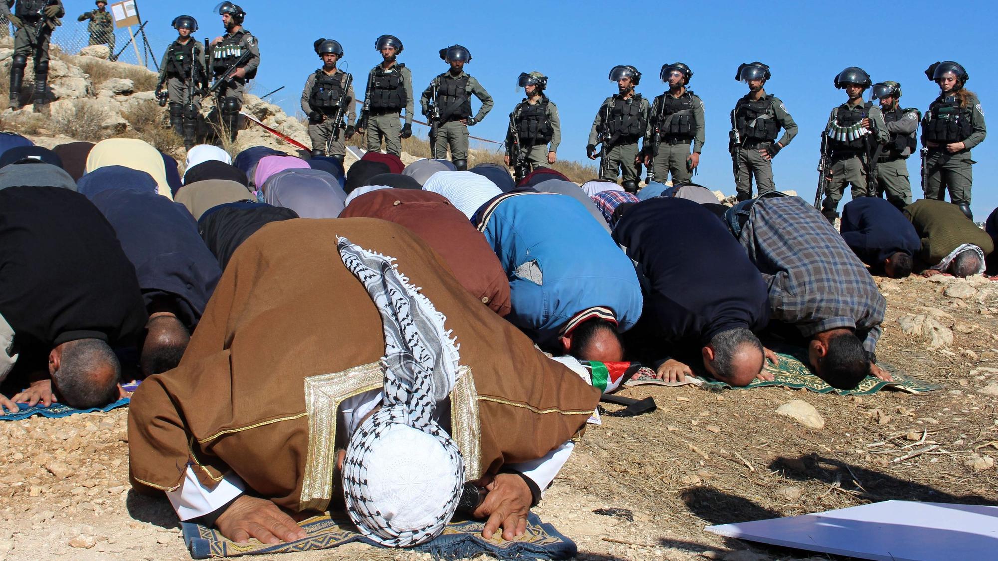 Palästinenser im israelisch besetzten Hebron protestieren mit dem Freitagsgebet gegen die israelische Siedlungspolitik im Westjordanland (Archivbild).