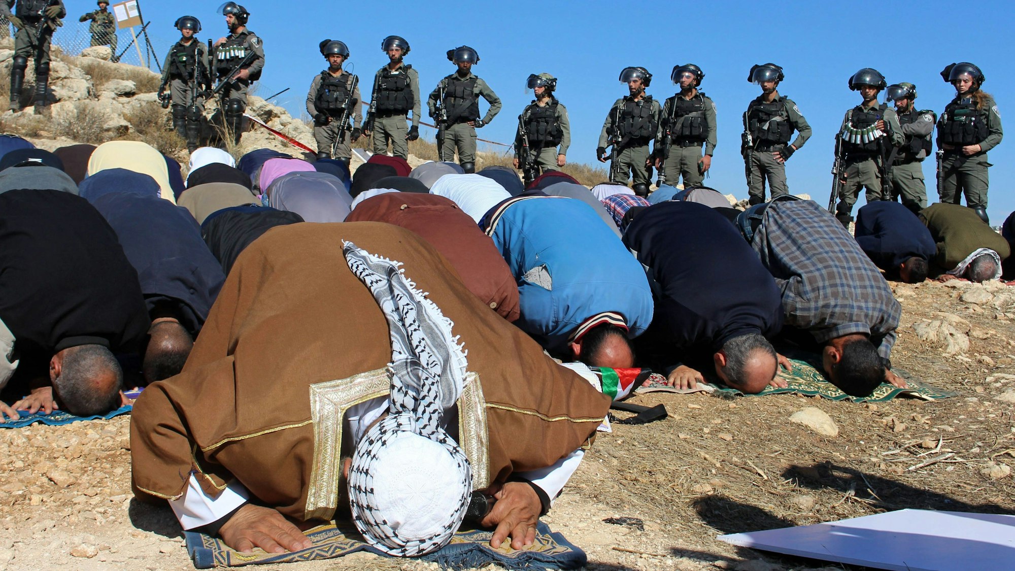 Palästinenser im israelisch besetzten Hebron protestieren mit dem Freitagsgebet gegen die israelische Siedlungspolitik im Westjordanland (Archivbild).