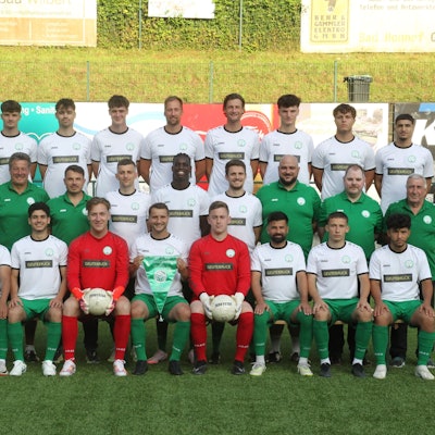 Teamvorstellung Saison 2024/25 Fußball Landesliga FV Bad Honnef
Edward Penner (oben, von links), Eladan Islamovic, Nicolas Schwarz, Lukas Drößler, Marco Poetes, Philipp Strom, Max Lorenz, Elhan Islamovic, Sidar Ali Simsik, Trainer Benni Krayer (Mitte, von links), Co-Trainer Adrian Purowski, Co-Trainer Manfred Pieck, Sportlicher Leiter Stefan Bung, Fritz Spürkel, Lionel Lumina, Markus Wiemer, Torwart-Trainer Rodrigo Dias Ferreira, Betreuer Benny Bellinghausen, Betreuer Uwe Krüger, Mehrshad Tahani Bidmeshki, Achraf Fakhour, David Mitkas, Nicolas Tischler, Pawel Klos, Morice Zumhoff, Mustafa Gök, Vladyslav Cheltsov und Alihan Zor vom FV Bad Honnef.