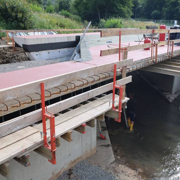 Blick auf den Neubau der Brücke im Othetal in Bergneustadt.