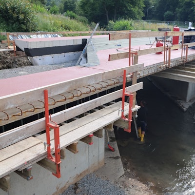 Blick auf den Neubau der Brücke im Othetal in Bergneustadt.