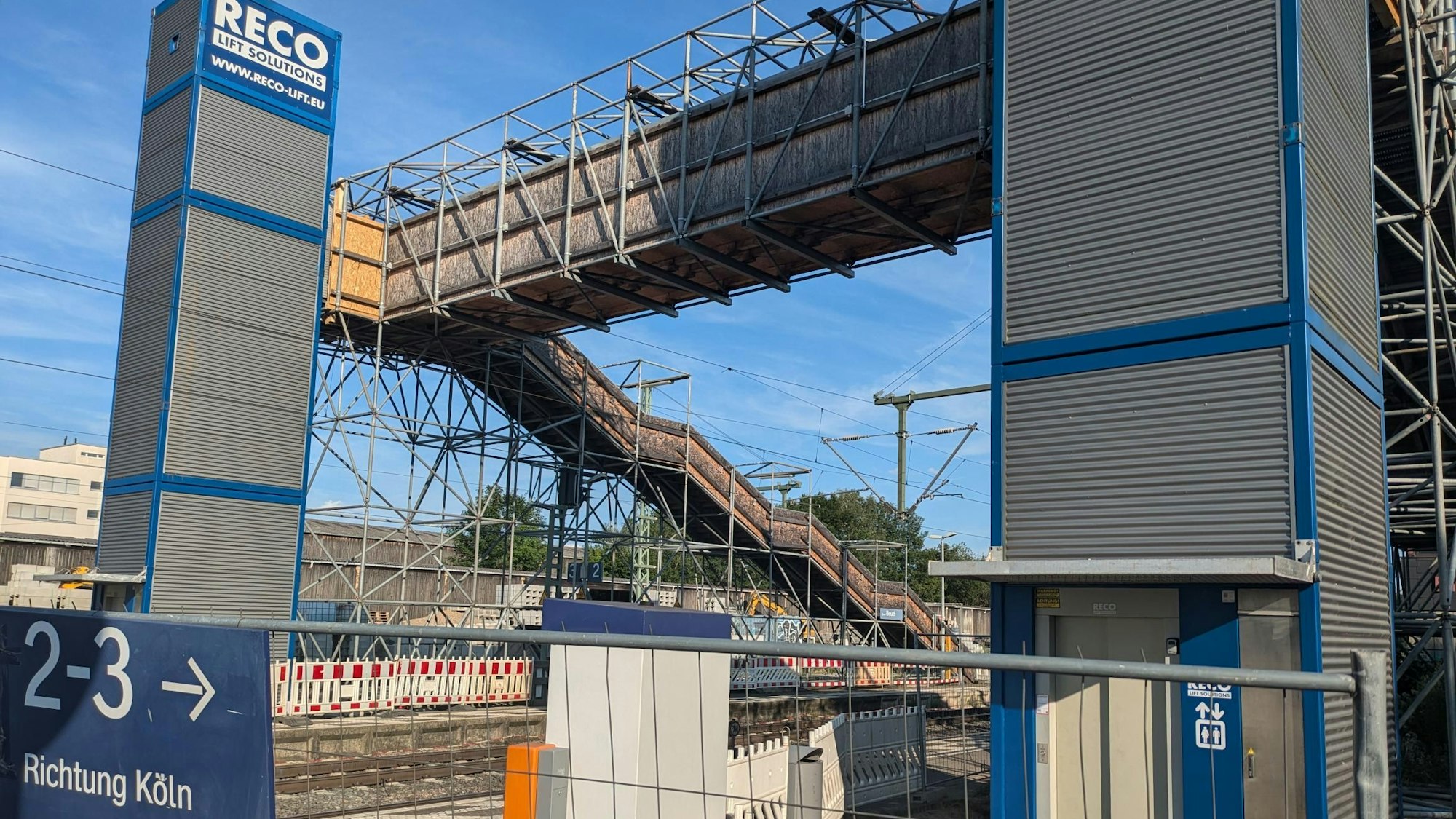 Zwei vertikale Türme mit Aufzugschächten befinden sich nun an beiden Seiten der Treppe am Beueler Bahnhofe.