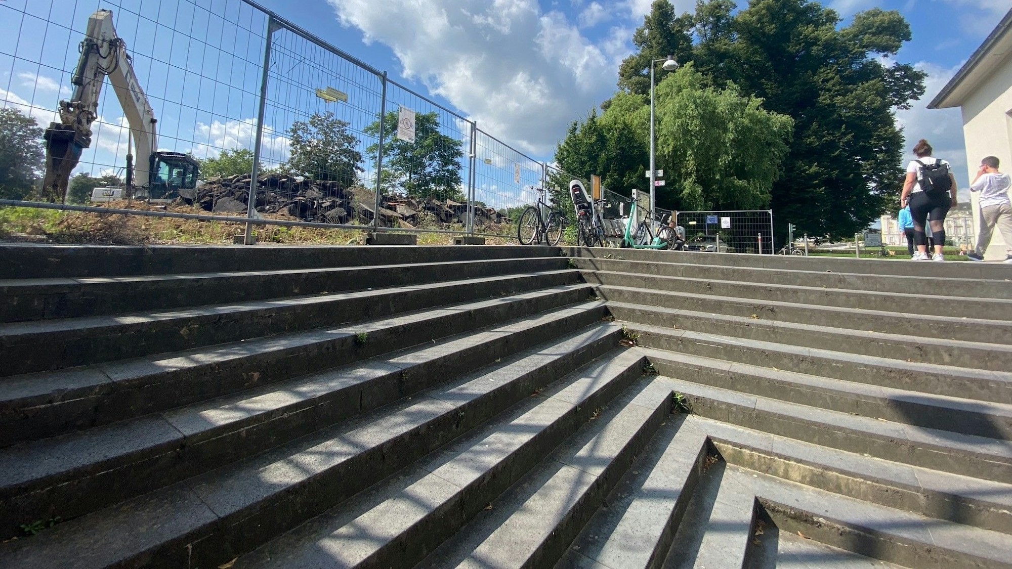 Das Bild zeigt die Bahnhofstreppe in Brühl am Schloss.