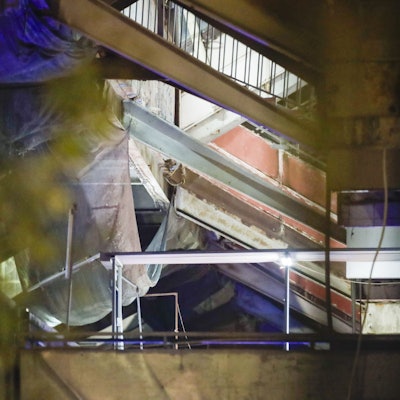 Blick auf die Unglücksstelle. Es sind Trümmer zu sehen.