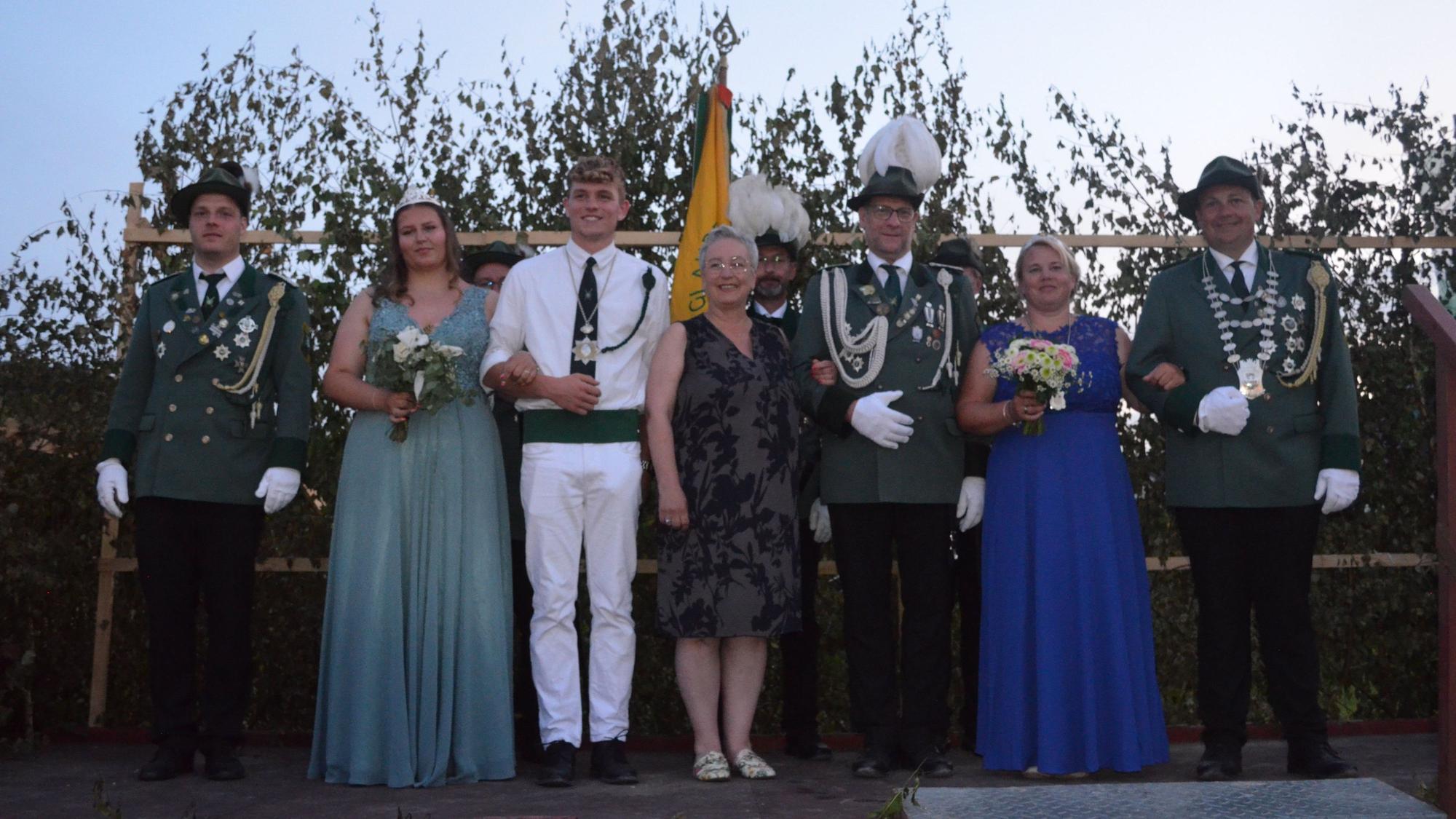 Vereinsvorsitzender Lutz Buchholz (l.) mit den neuen Majestäten der St. Sebastianus Schützenbruderschaft Süng: (v.l.) Prinzessin Leonie Schmitz, Prinz Noah Berghaus, Kaiserin Stefanie Grebe, Kaiser Andreas Grebe, Königin Katja Jansen und König Johannes Jansen.