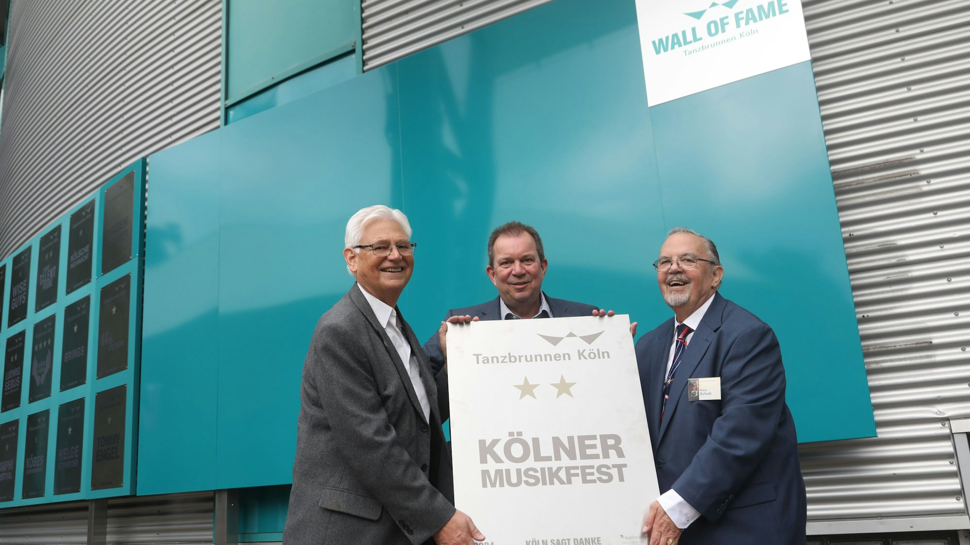 Koelncongress-Geschäftsführer Ralf Nüsser (m.) freut sich, den ersten Vorsitzenden Klaus Schulz (r.) und Geschäftsführer Winfried Haushalter begrüßen zu können.