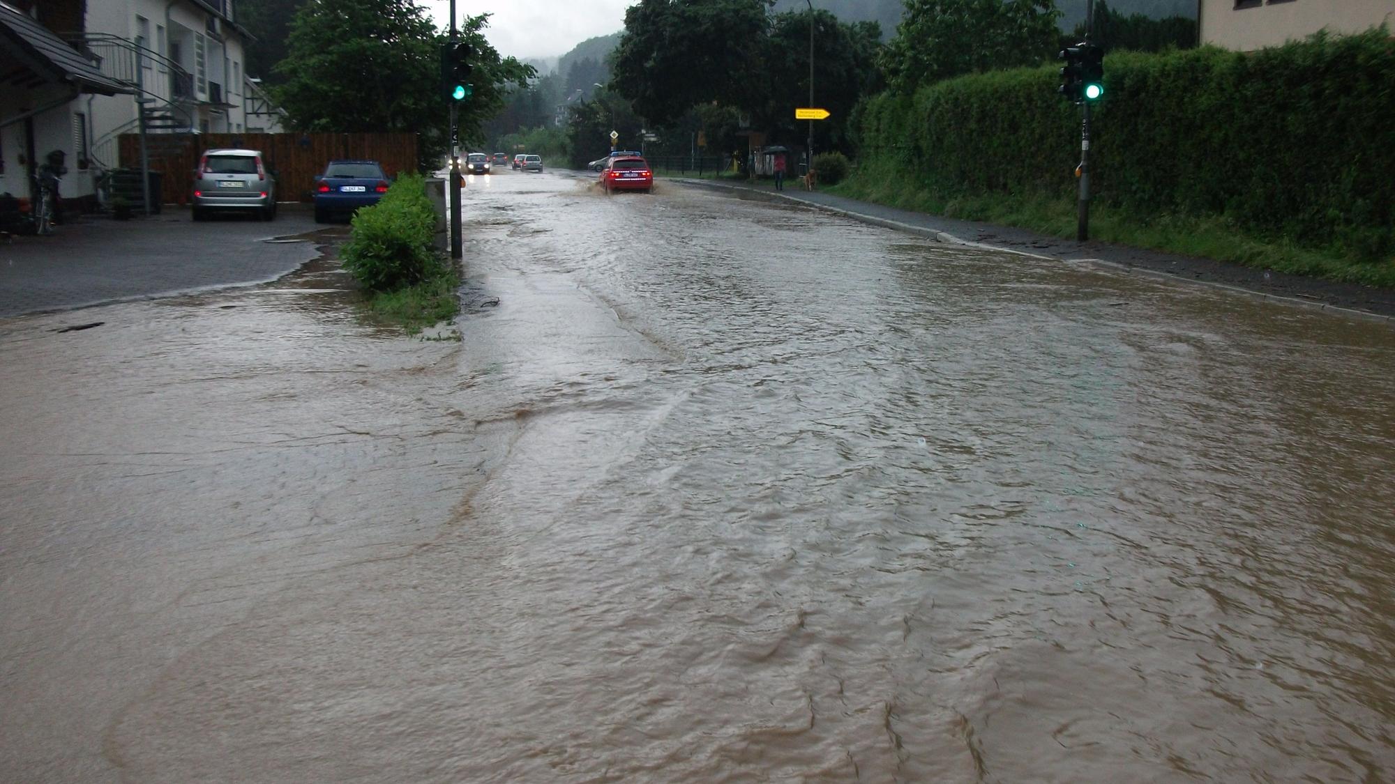 Das Foto zeigt die überschwemmte Wipperfürther Straße in Waldmühle