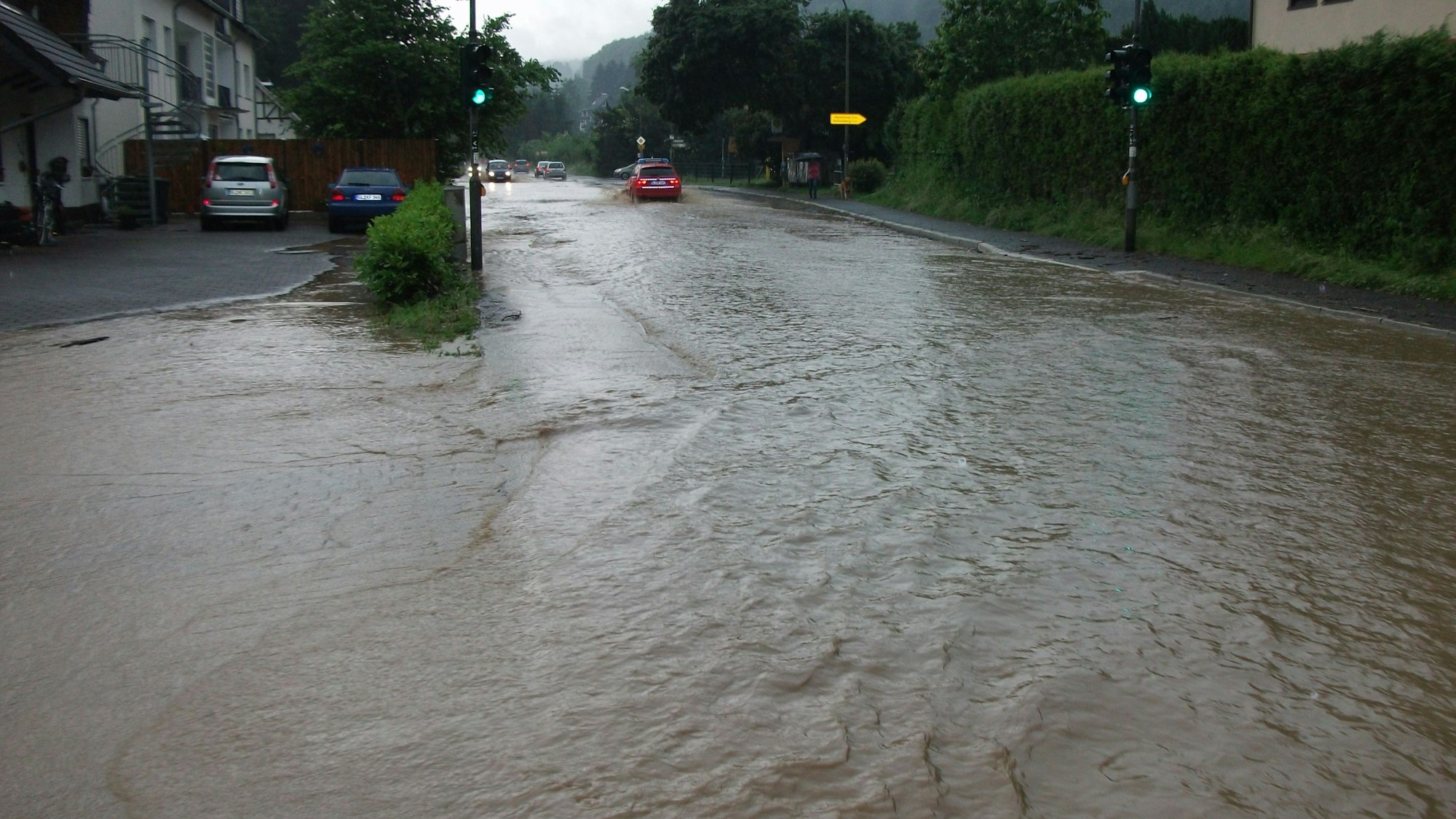 Das Foto zeigt die überschwemmte Wipperfürther Straße in Waldmühle