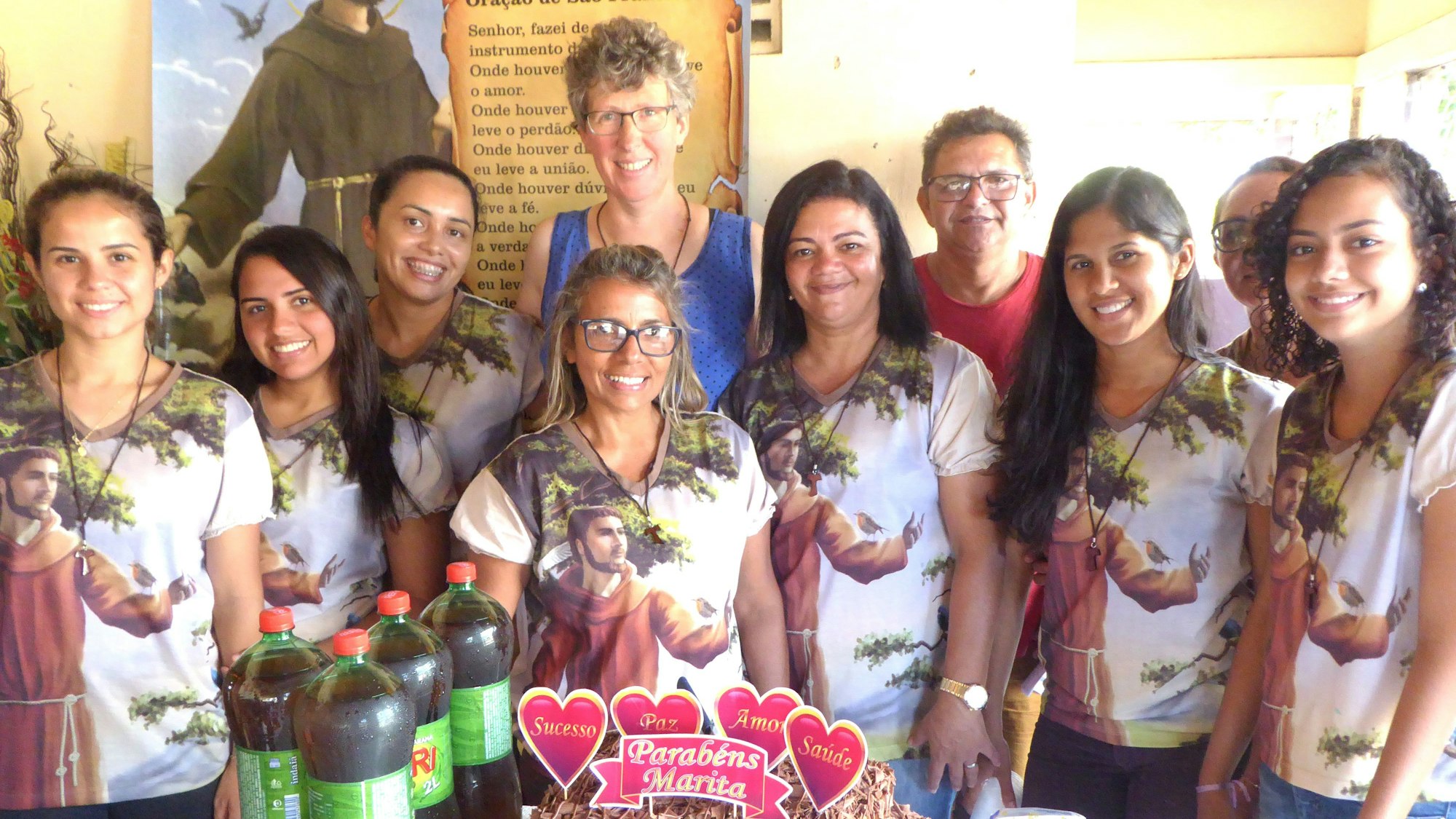 Marita Lenzen-Zaremba steht zwischen den Lehrerinnen der Schule.