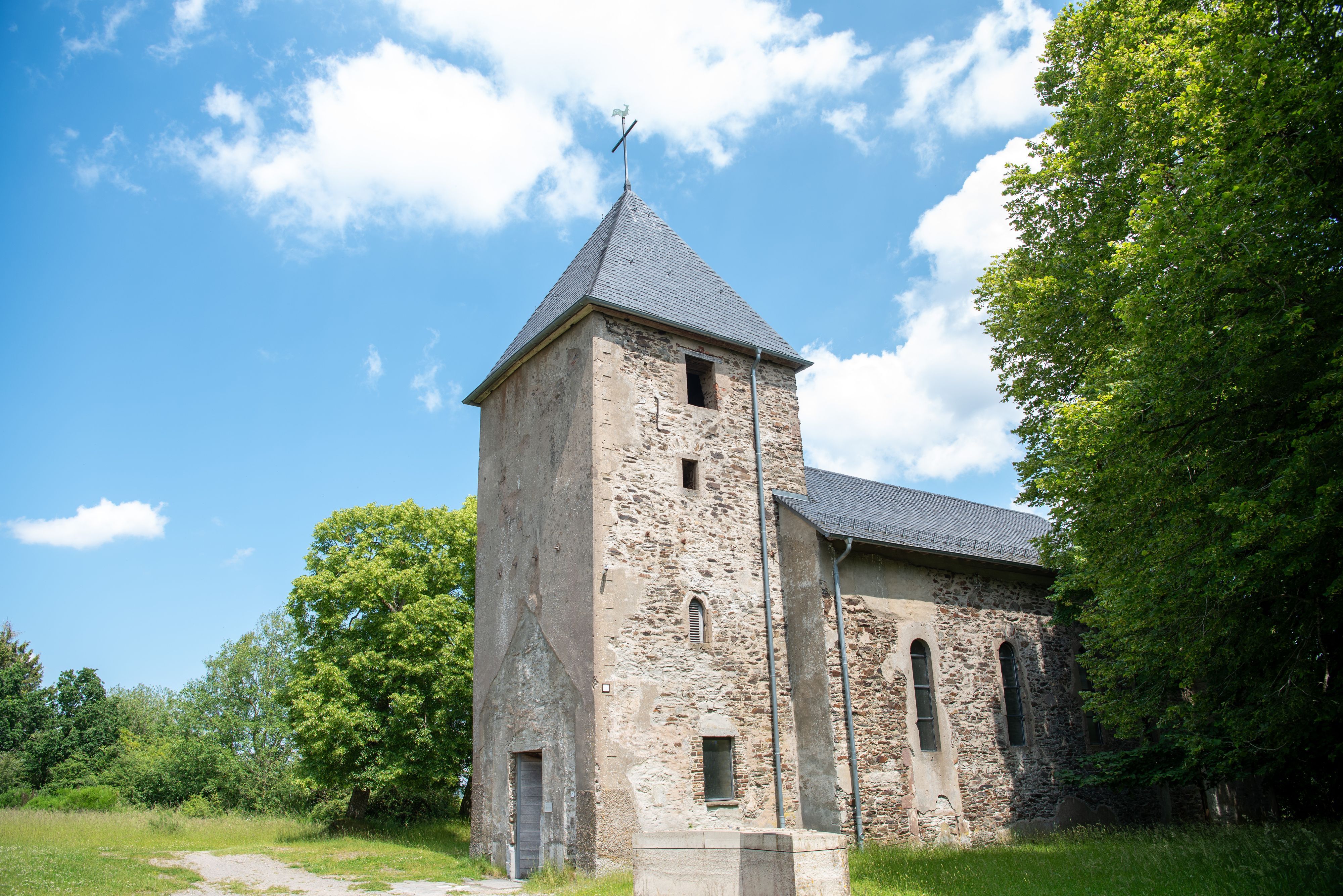 Vor blauem Himmel steht die Wollseifener Kirche.