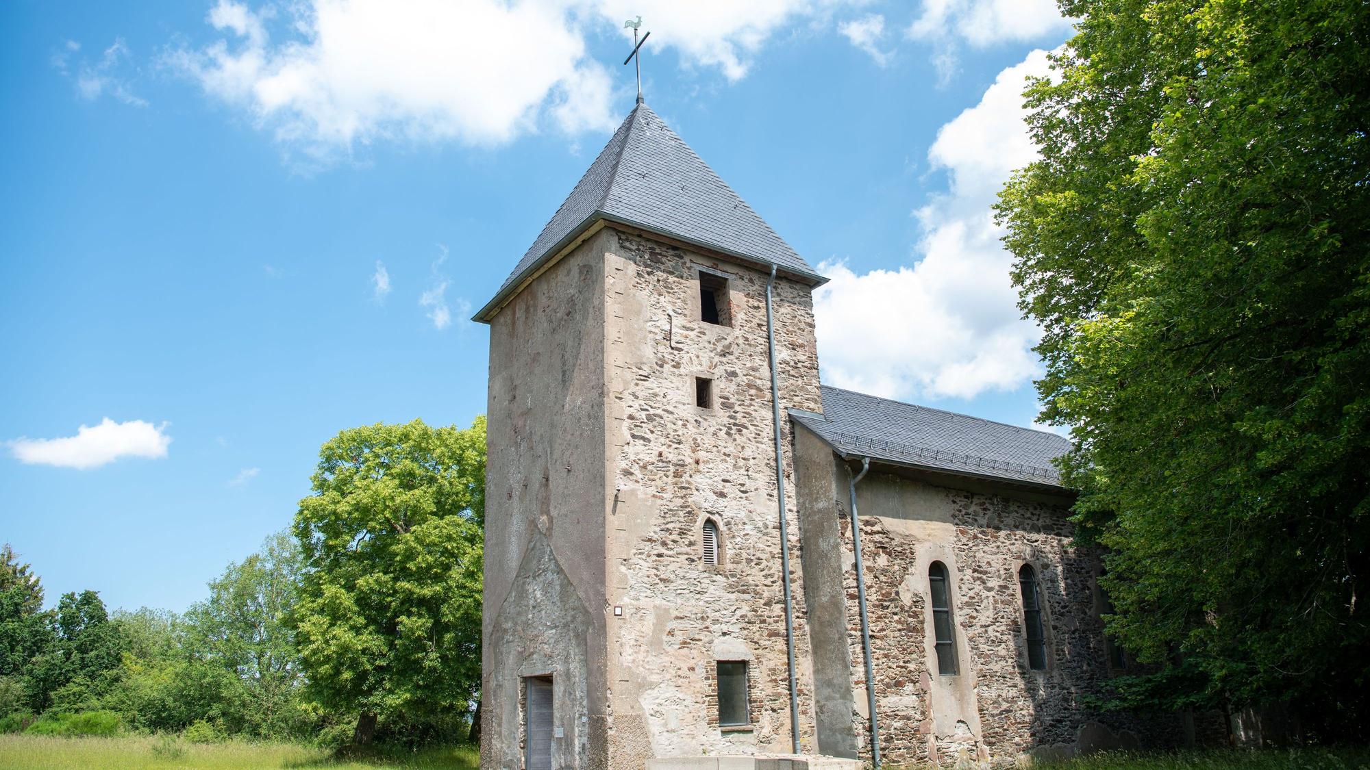 Vor blauem Himmel steht die Wollseifener Kirche.