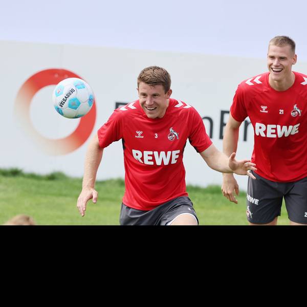 Dominique Heintz (l.) und Steffen Tigges vom 1. FC Köln lachen im Trainingslager in Bad Waltersdorf, Österreich.