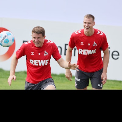 Dominique Heintz (l.) und Steffen Tigges vom 1. FC Köln lachen im Trainingslager in Bad Waltersdorf, Österreich.