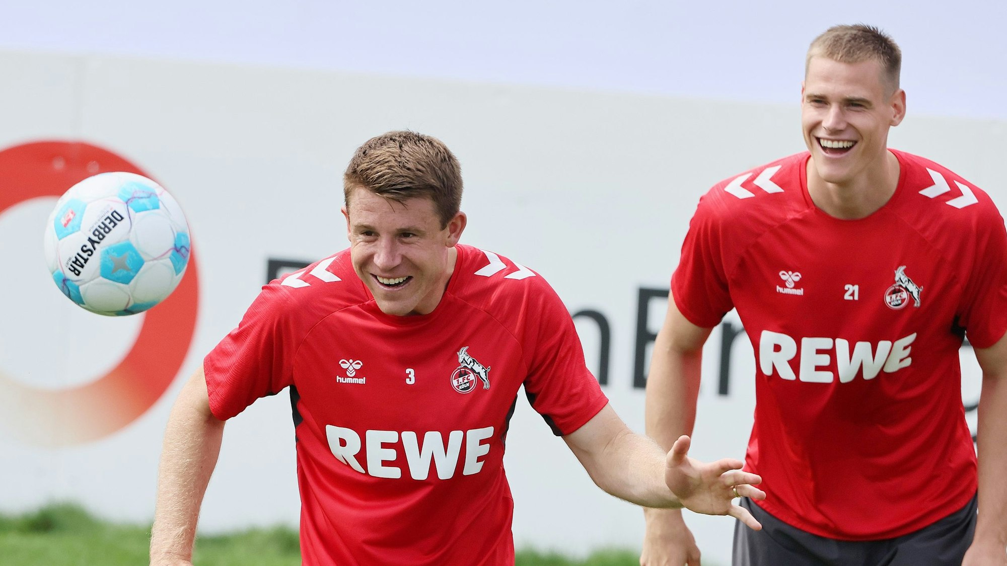 Dominique Heintz (l.) und Steffen Tigges vom 1. FC Köln lachen im Trainingslager in Bad Waltersdorf, Österreich.