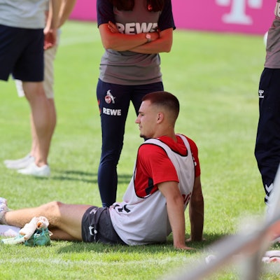Kölns Stürmer Tim Lemperle kühlte seinen linken Fuß mit einem Eisbeutel.