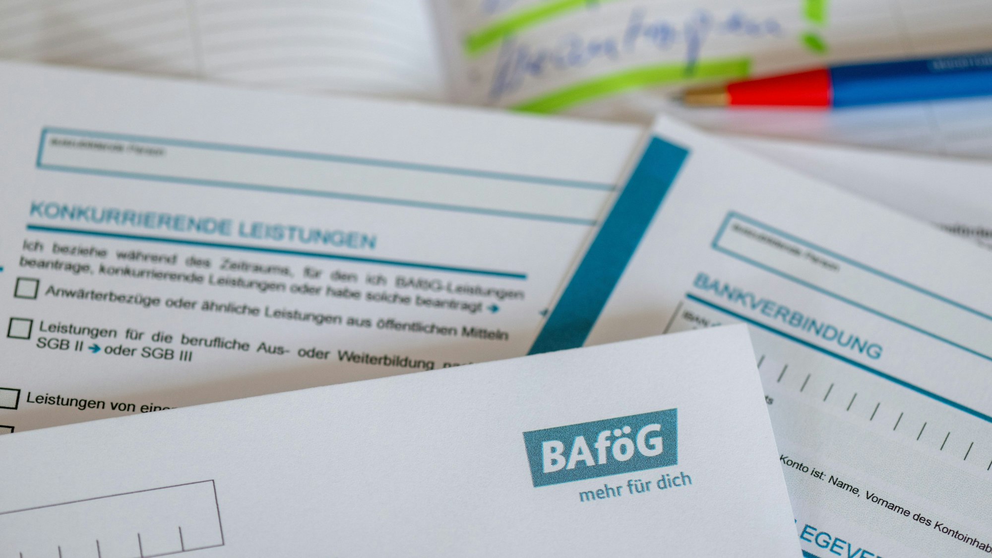 SYMBOLBILD - 13.06.2024, Sachsen, Leipzig: Unterlagen zur Bafög Beantragung liegen auf einem Tisch.