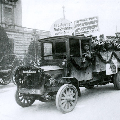 Eine Blaskapelle spielt auf einem offenen LKW Musik.