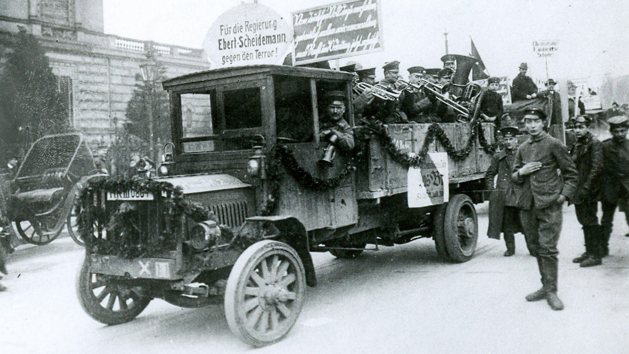 Eine Blaskapelle spielt auf einem offenen LKW Musik.